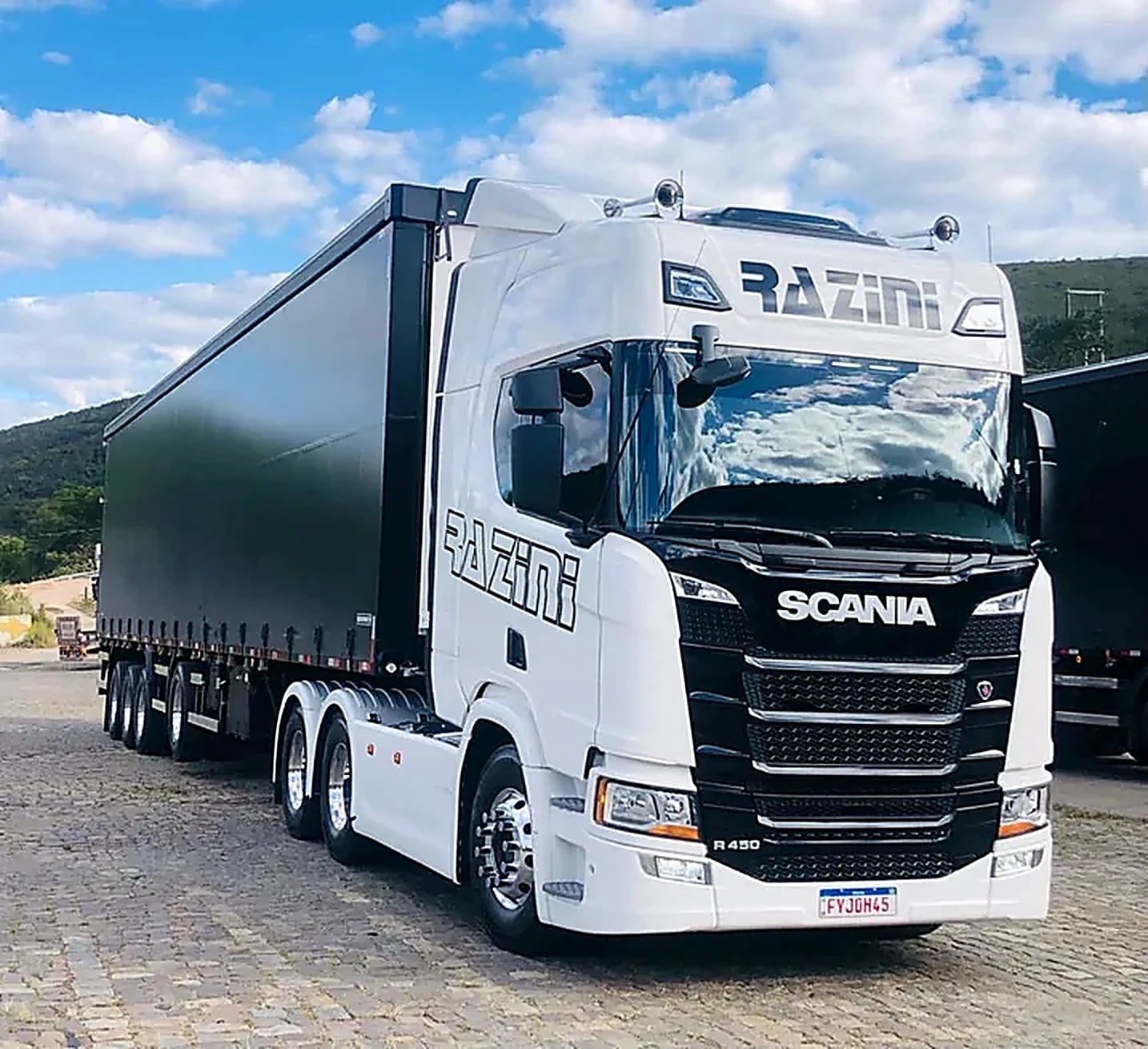Scania R 450 branco da Razini engatado a semirreboque, visto de frente