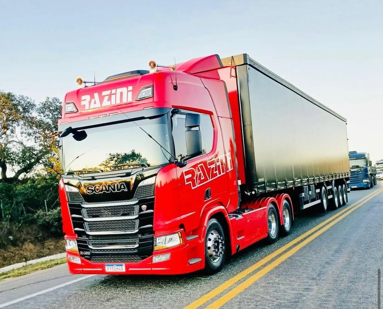 Scania R 450 vermelho da Razini engatado a semirreboque, em rodovia